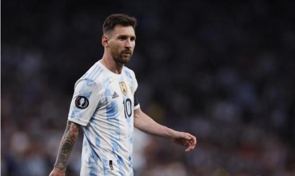 老照片见证1935年北京古都风貌，鼓楼大街不少人骑自行车，崇文门外大街雨后有积水